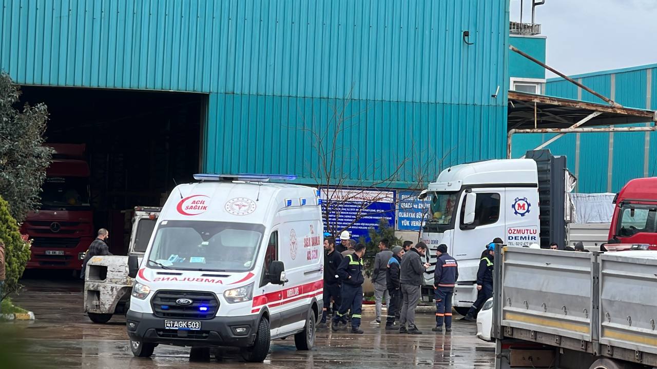 kocaelide el freni çekilmeyen tırın karıştığı kazada 1 kişi yaralandı