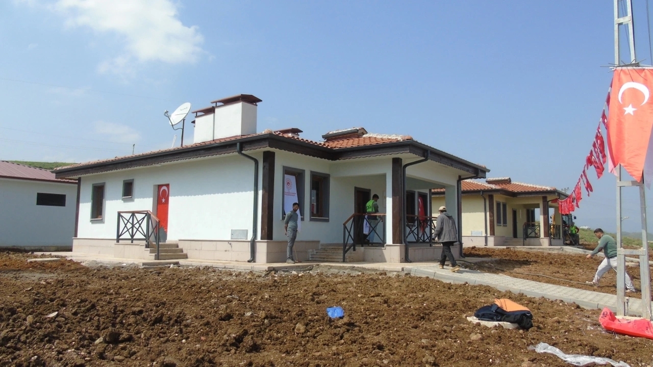 Nurdağı’nda Köy Evleri Depremzedelere Teslim Ediliyor