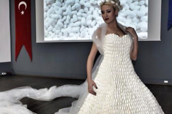 Yaklaşık 8 bin Kozadan Gelinlik Tasarlandı