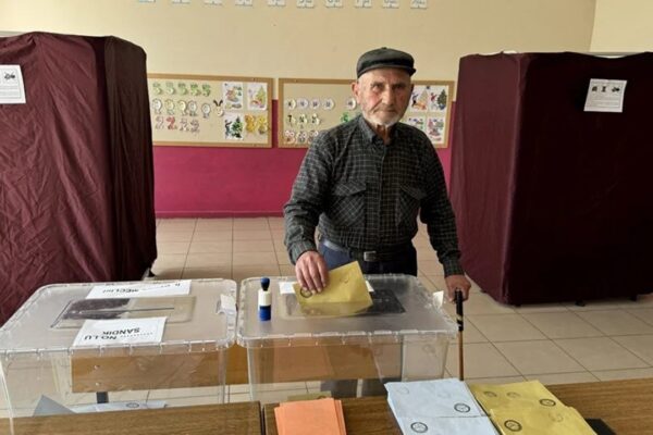 Kütahya’daki Terk Edilmiş Köyde Tek Başına Yaşayan Vatandaş Oyunu Kullandı