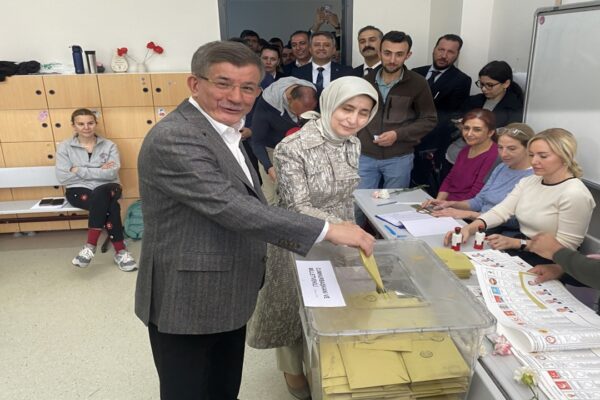 Gelecek Partisi Genel Başkanı Ahmet Davutoğlu Oyunu İstanbul’da Kullandı