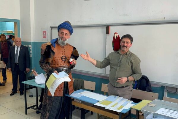 Esenyurt’ta Oy Vermeye Papağanıyla Gelen Vatandaş İlgi Odağı Oldu