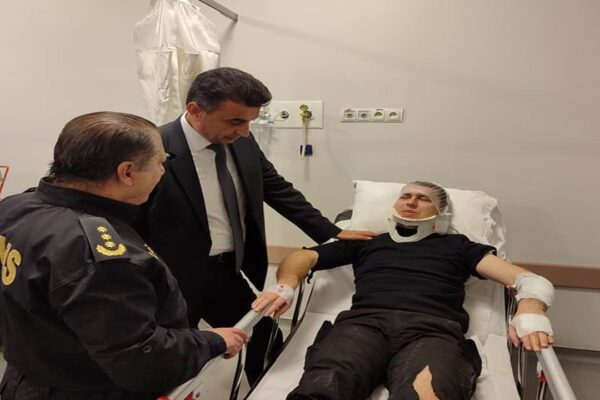 Kocaeli’de “Dur” İhtarına Uymayan Ehliyetsiz Sürücünün Otomobille Çarptığı Polis Yaralandı
