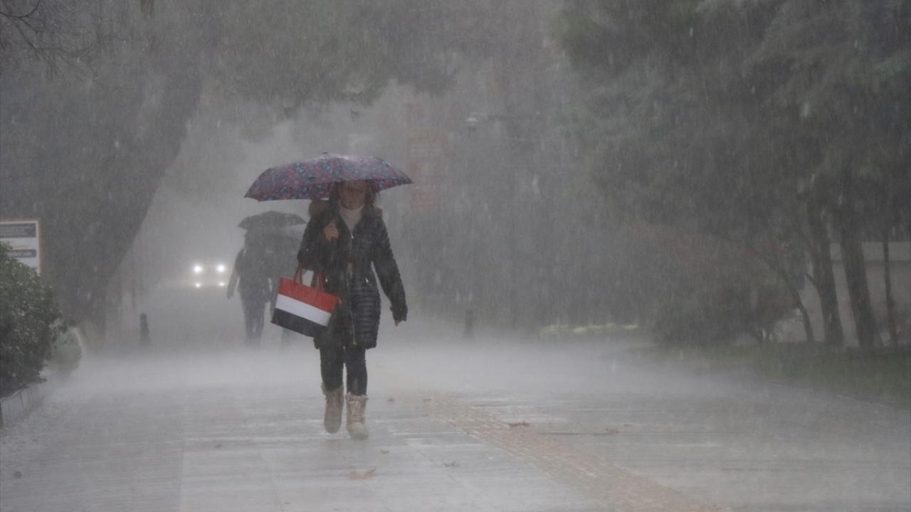 Batı Karadeniz’de Yerel Kuvvetli Gök Gürültülü Sağanak Uyarısı