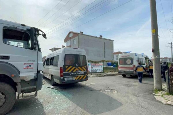 Öğrenci Servisi İle Kamyon Çarpıştı: 2 Öğrenci Hafif Yaralandı