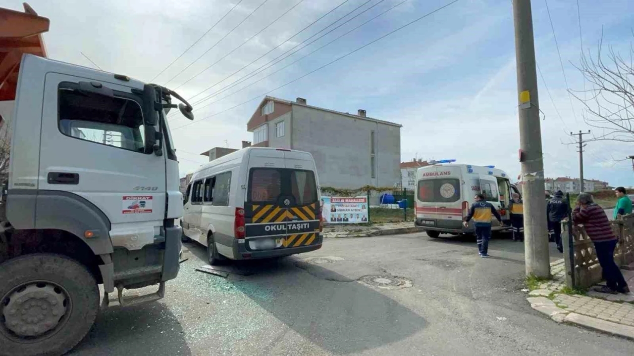 Öğrenci Servisi İle Kamyon Çarpıştı: 2 Öğrenci Hafif Yaralandı