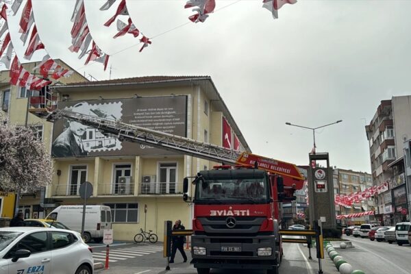 Yasak Alanlara Asılan Propaganda Amaçlı Poster ve Bayraklar Kaldırıldı