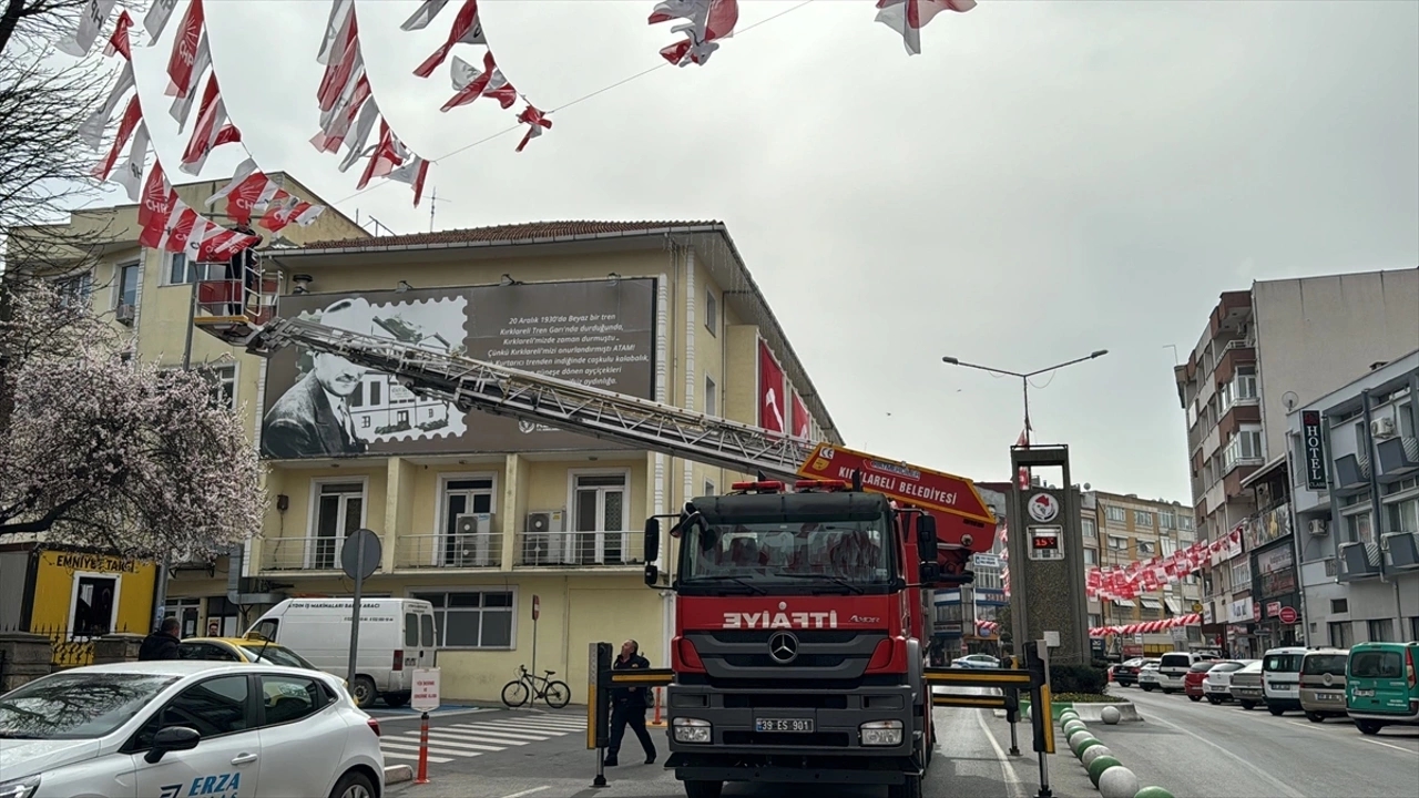 Yasak Alanlara Asılan Propaganda Amaçlı Poster ve Bayraklar Kaldırıldı