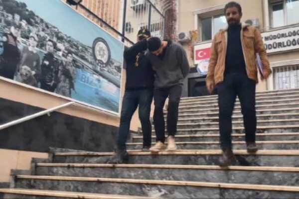 Park Halindeki Otomobili İçinde Bekleyen Kişiyle Gasbeden 2 Şüpheli Yakalandı