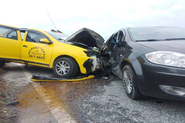 Kırklareli’nde Taksi İle Otomobilin Çarpıştığı Kazada 5 Kişi Yaralandı