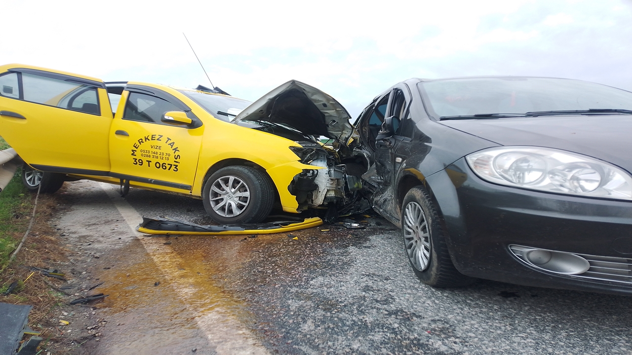 kırklarelinde taksi ile otomobilin çarpıştığı kazada 5 kişi yaralandı