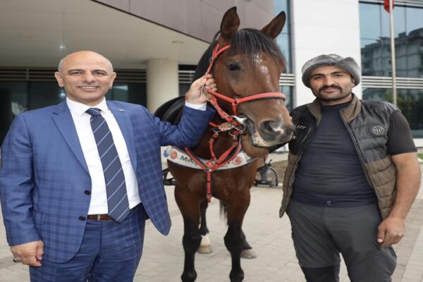 Körfez’de Bir Vatandaş, Belediye Başkanı Söğüt’e Hayırlı Olsun Ziyaretine Atla Gitti