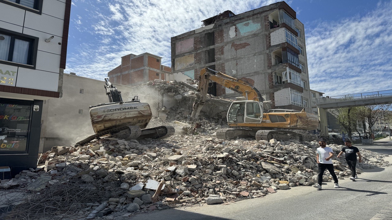 avcılarda bir binanın balkonlarında yan duvar olarak bitişik binanın duvarı kullanılmış