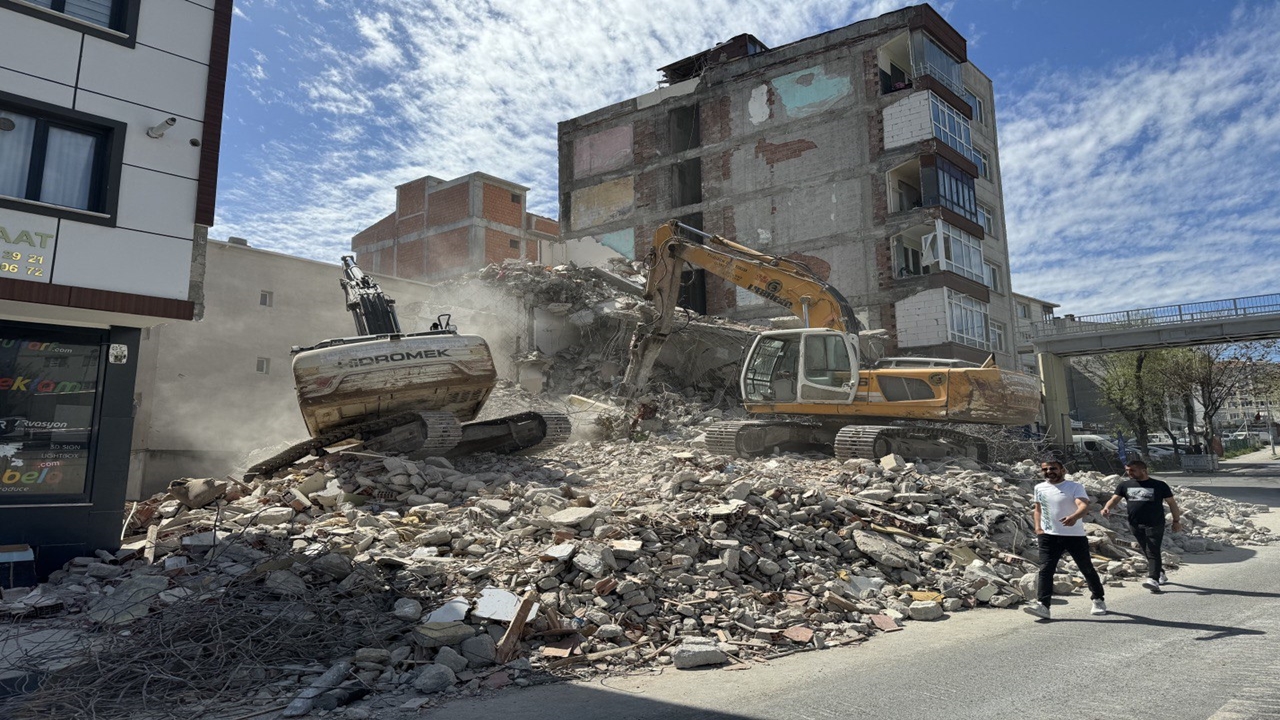 Avcılar’da Bir Binanın Balkonlarında Yan Duvar Olarak Bitişik Binanın Duvarı Kullanılmış