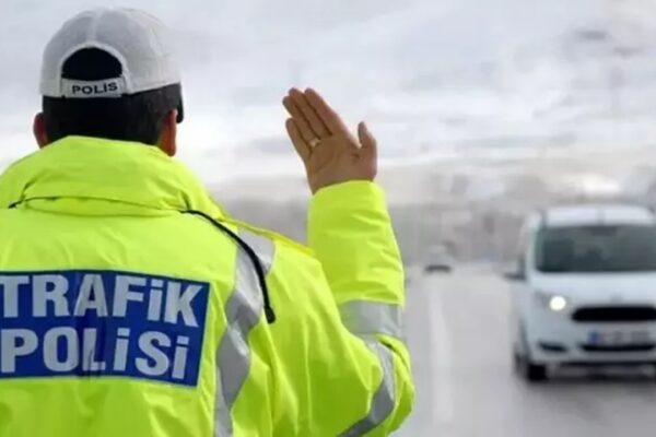 Zeytinburnu’nda Trafiği Tehlikeye Düşüren 2 Sürücüye Para Cezası Verildi