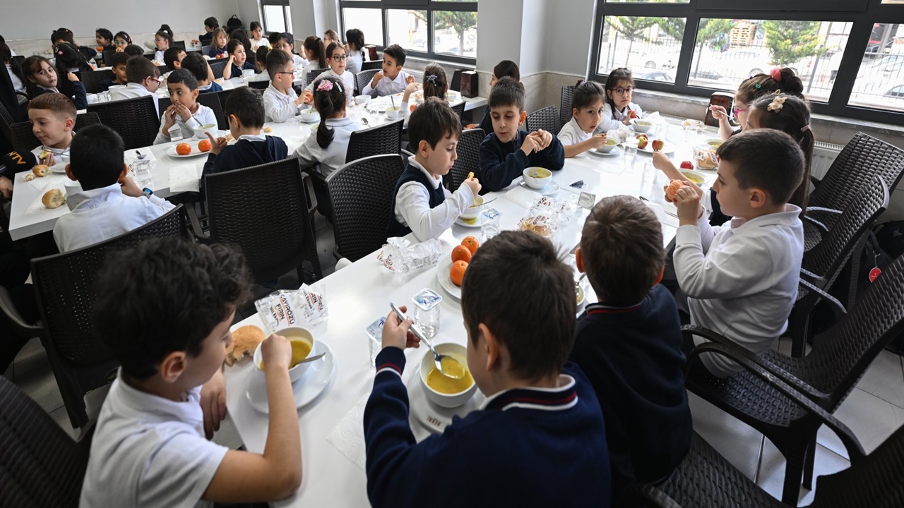 13 Okulda “Çorba ve Meyve Günü” Etkinliği