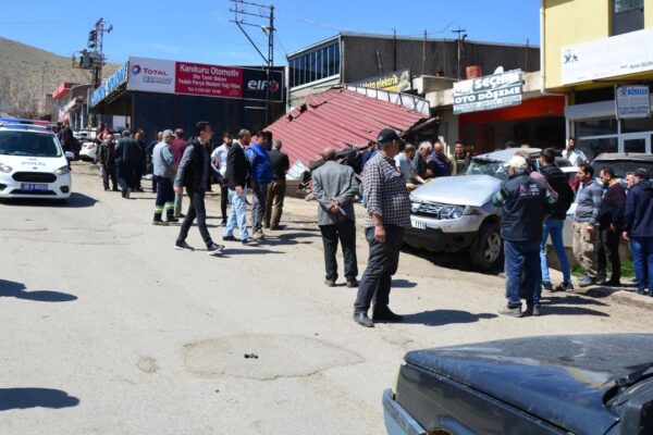 Freni Boşalan Kamyon 10 Araç ve 4 İş Yerine Çarparak Durabildi