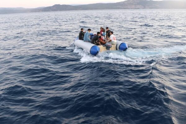Çanakkale’de 16 Düzensiz Göçmen ve 2 Göçmen Kaçakçılığı Şüphelisi Yakalandı