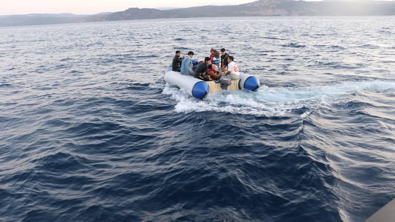 Çanakkale’de 16 Düzensiz Göçmen ve 2 Göçmen Kaçakçılığı Şüphelisi Yakalandı