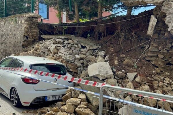 Üsküdar’da İstinat Duvarının Çökmesi Sonucu 2 Otomobil Hasar Gördü