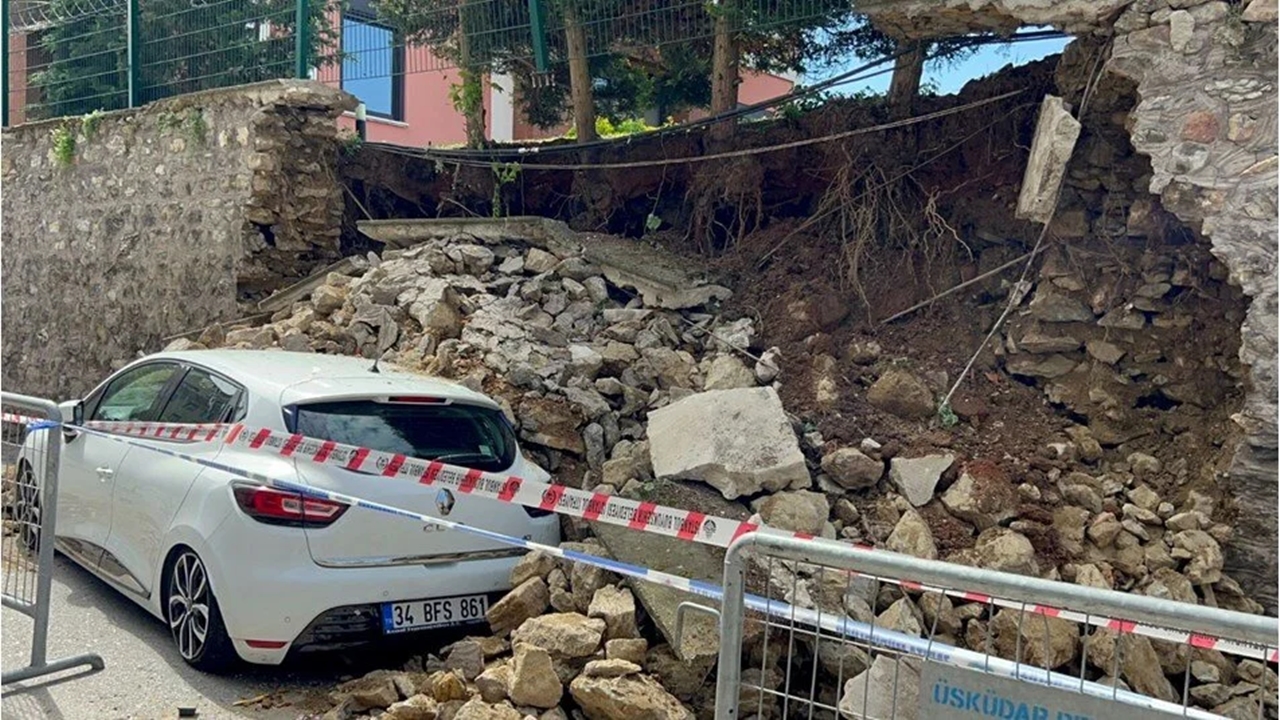 Üsküdar’da İstinat Duvarının Çökmesi Sonucu 2 Otomobil Hasar Gördü
