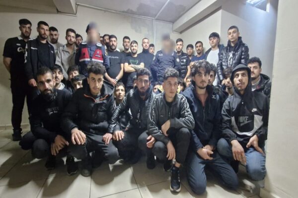 Kırklareli’nde Kovalamaca Sonucu 10 Araçta 21 Düzensiz Göçmen Yakalandı