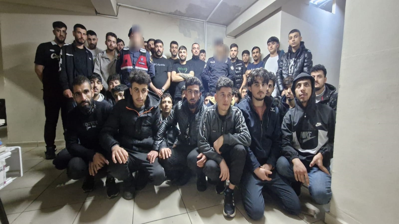 kırklarelinde kovalamaca sonucu 10 araçta 21 düzensiz göçmen yakalandı