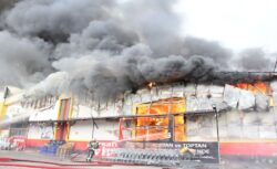 Kocaeli’de Market Deposunda Çıkan Yangına Müdahale Ediliyor