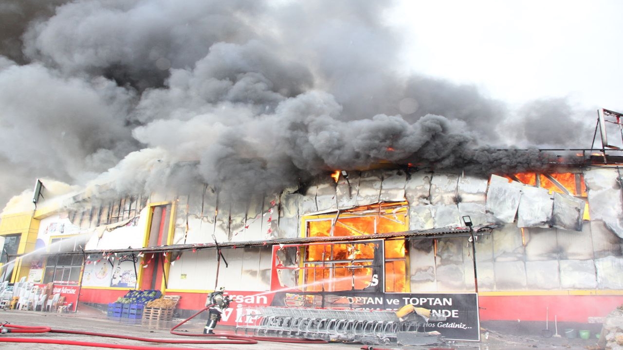 Kocaeli’de Market Deposunda Çıkan Yangına Müdahale Ediliyor