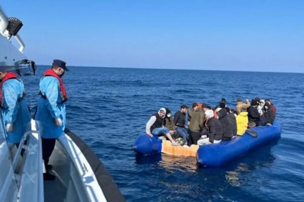 Kuzey Ege’de Geri İtilen Lastik Bottaki 17 Kişi Kurtarıldı