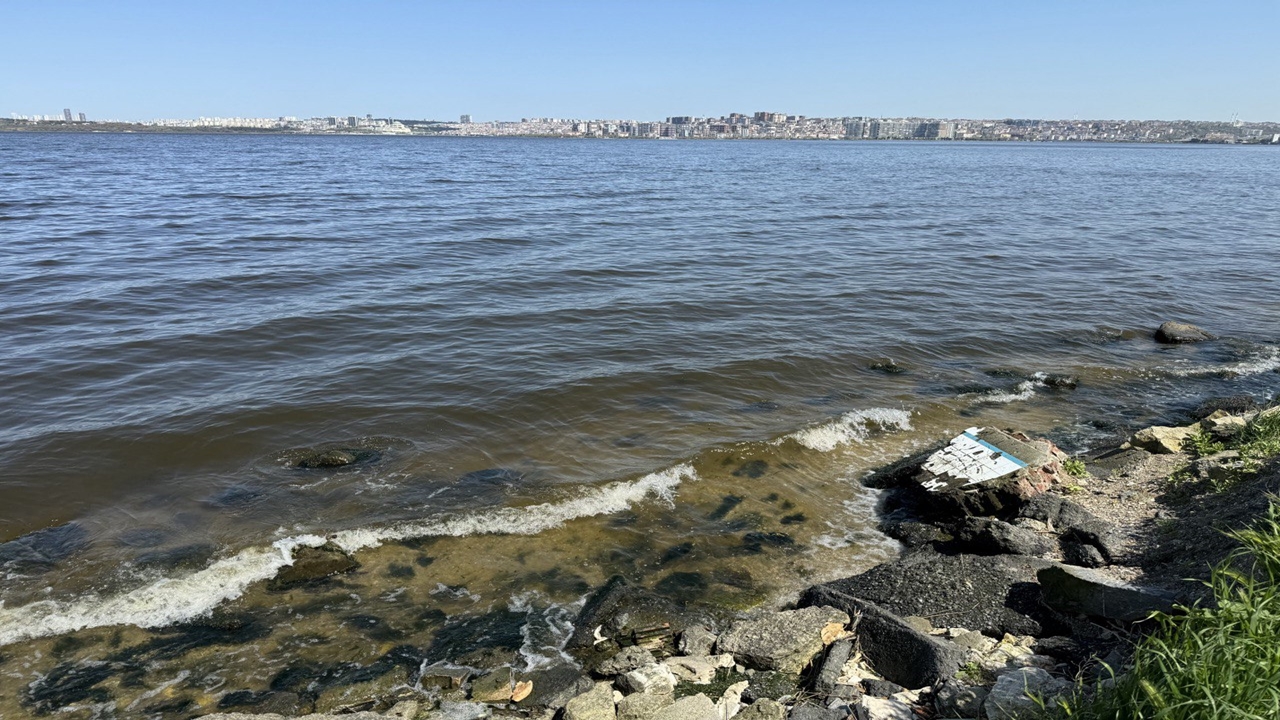 Küçükçekmece Gölü’nün Kıyı Kesimlerinde Suyun Rengi Değişti