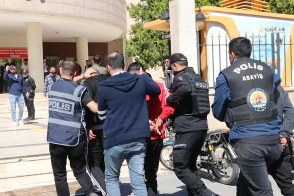 Polis Aracına Çarpıp 2 Polisi Yaralayan Kamyonetteki 5 Kişi Gözaltına Alındı