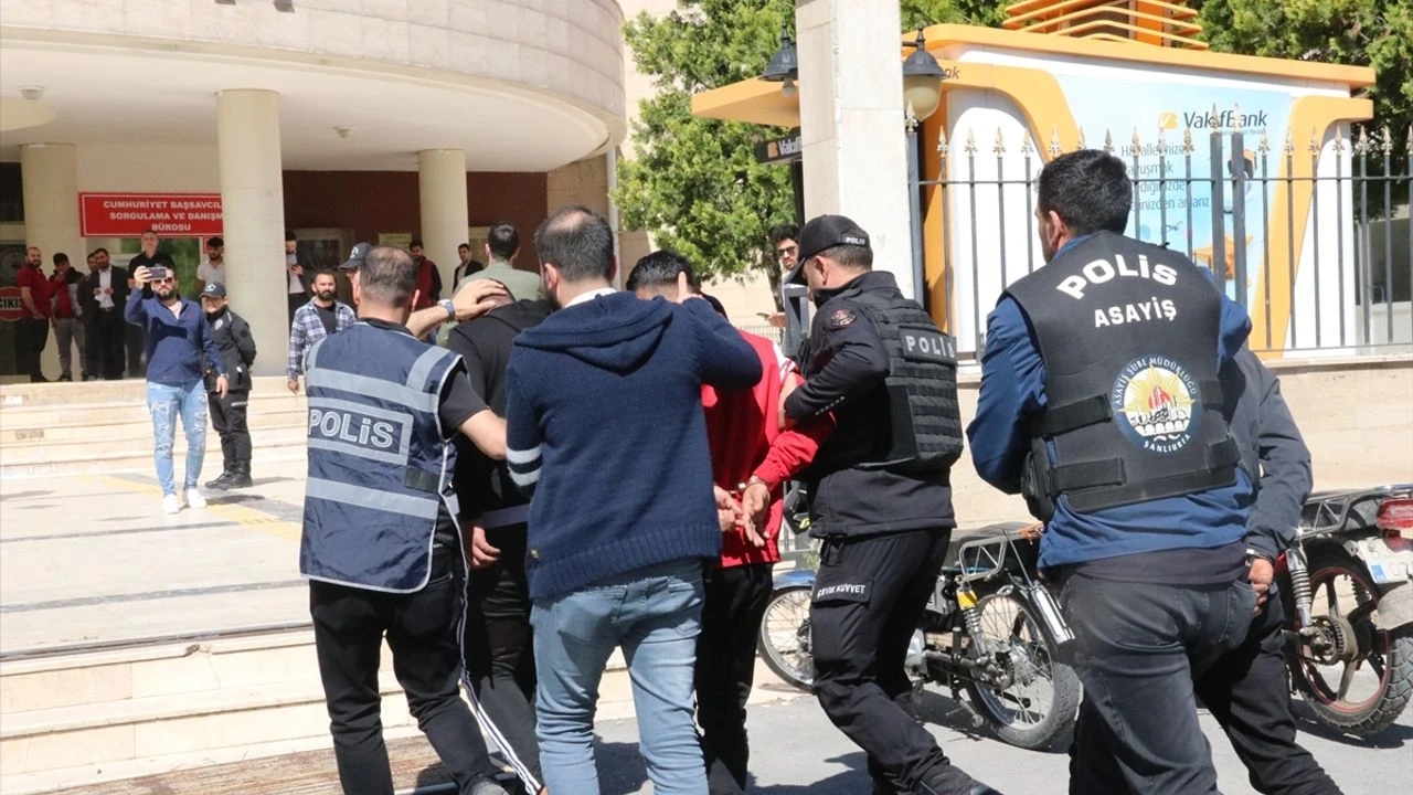 Polis Aracına Çarpıp 2 Polisi Yaralayan Kamyonetteki 5 Kişi Gözaltına Alındı
