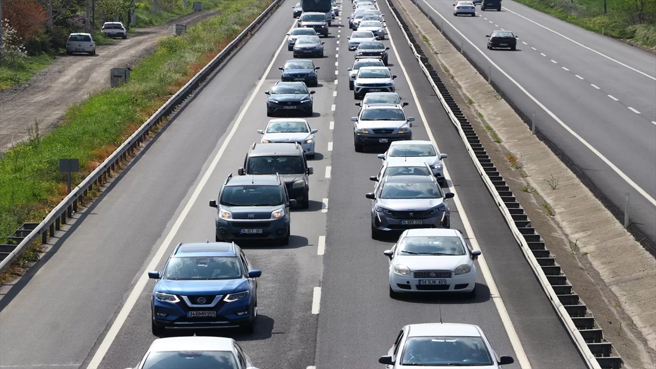 Tekirdağ-İstanbul Kara Yolunda Bayram Tatilinden Dönüş Yoğunluğu Yaşanıyor