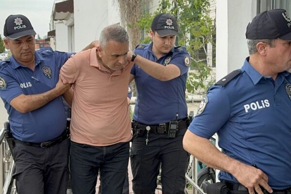Polise Silah Doğrultan Seyhan Belediyesi Temizlik İşleri Müdürü Tutuklandı