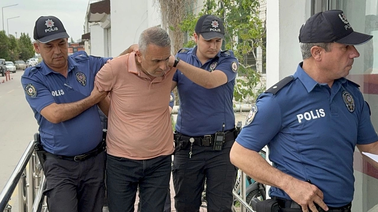 Polise Silah Doğrultan Seyhan Belediyesi Temizlik İşleri Müdürü Tutuklandı