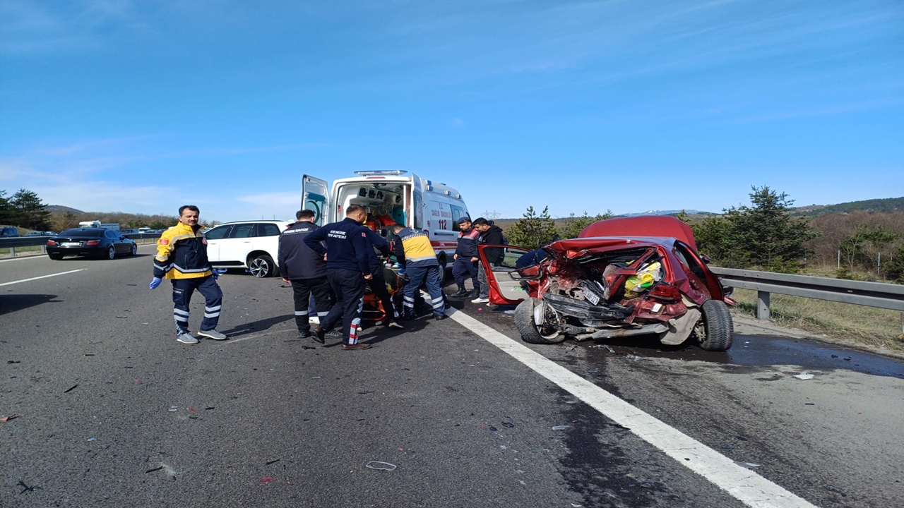 Anadolu Otoyolu’nda Otomobil İle Cipin Çarpıştığı Kazada 3 Kişi Yaralandı
