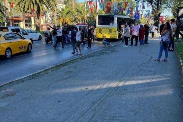 Fatih’te İETT Otobüsü İle Çarpışan Motosikletin Sürücüsü Yaralandı
