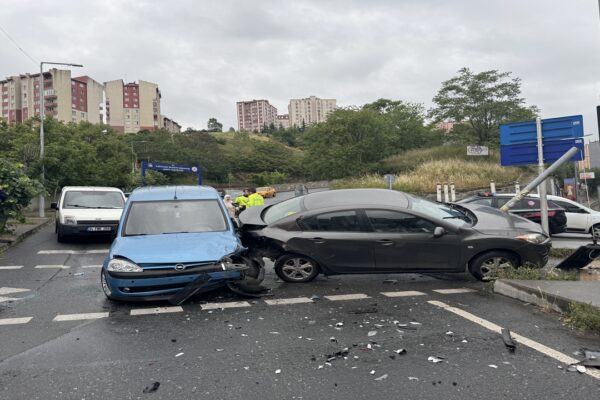 Kağıthane’de 3 Araç Birbirine Girdi: 3 Kişi Yaralandı