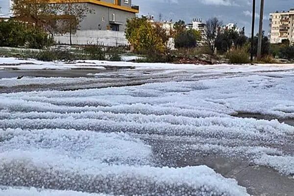 Antalya’da Etkili Olan Dolu Yağışı Tarım Alanlarını Etkiledi