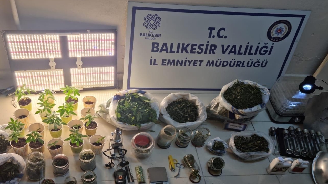 Balıkesir’de 2 Şüpheli Uyuşturucu Ticareti Yapan Şüpheliler Gözaltına Alındı