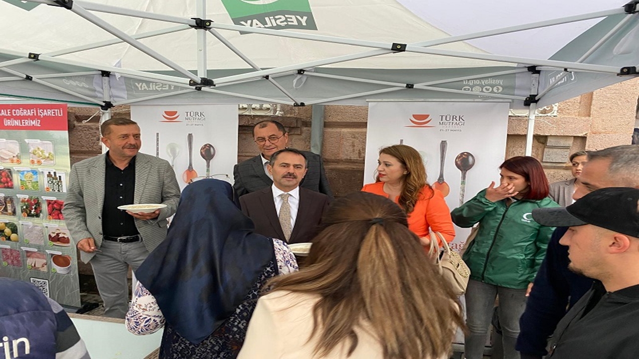Çanakkalede türk mutfağı haftası etkinliklerinde keşkek ikram edildi