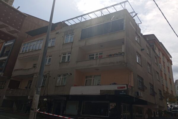 Esenyurt’ta Binanın Çatısında Çıkan Yangın Ekipler Tarafından Söndürüldü