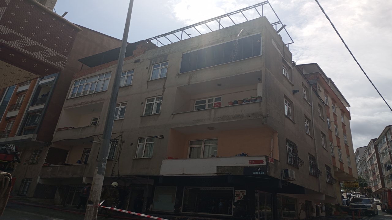 esenyurtta bir binanın çatısında çıkan yangın söndürüldü