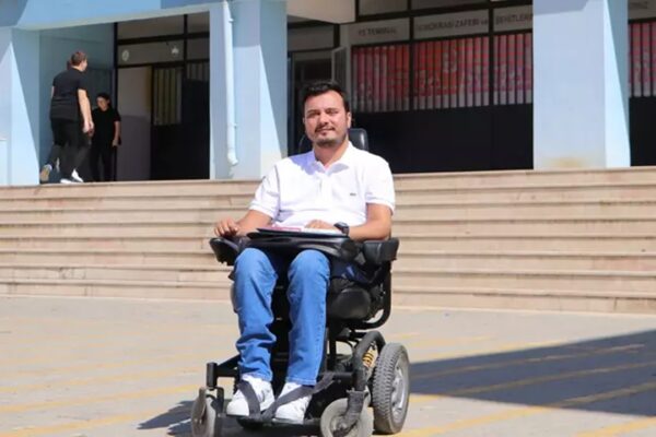 Bedensel Engelli Öğretmen Verdiği Yaşam Mücadelesini Öğrencilerle Paylaştı