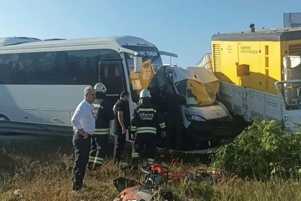 Fren Arızası Yaşayan Kamyonet Servislere Çarptı