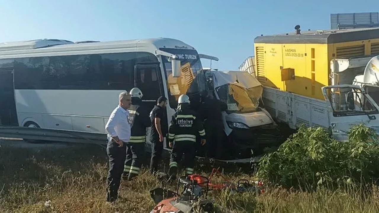 Fren Arızası Yaşayan Kamyonet Servislere Çarptı