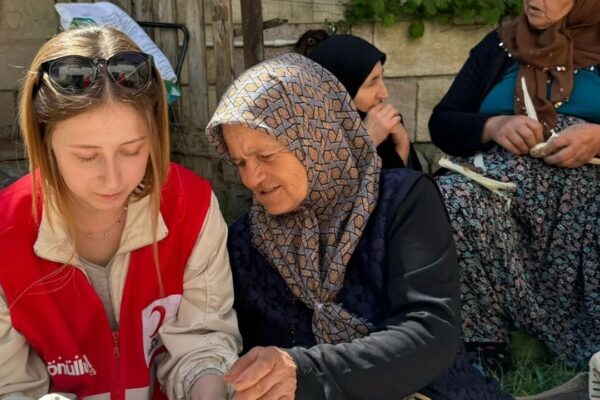 Kızılay Gönüllüleri Köylerde Kadınlara Destek Oluyor