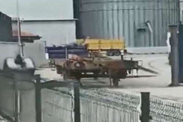 Boş Yük Vagonu Liman Kapısına Çarptı