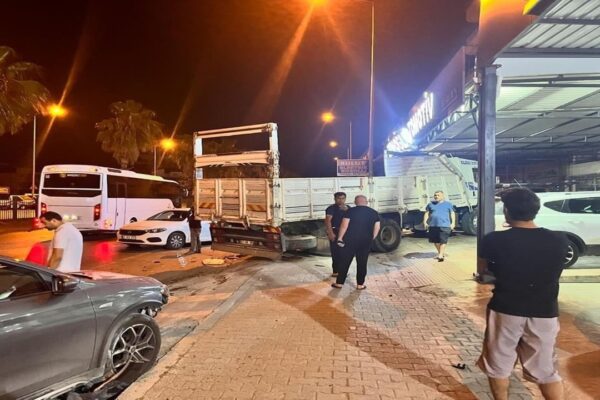 Antalya’da Bir Kamyon Park Halindeki Araçlara Çarptı